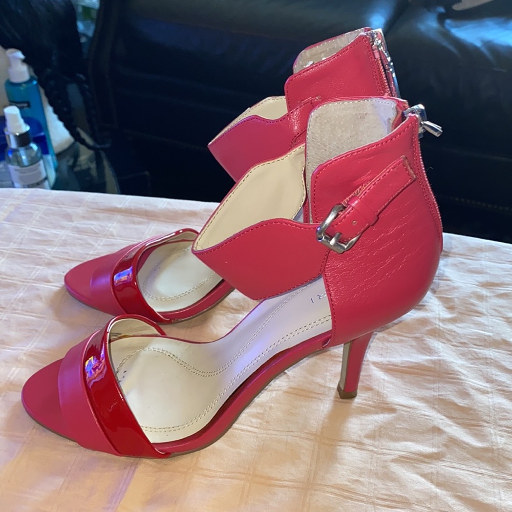 Tahari sandals size 9 - Picture 2 of 7
